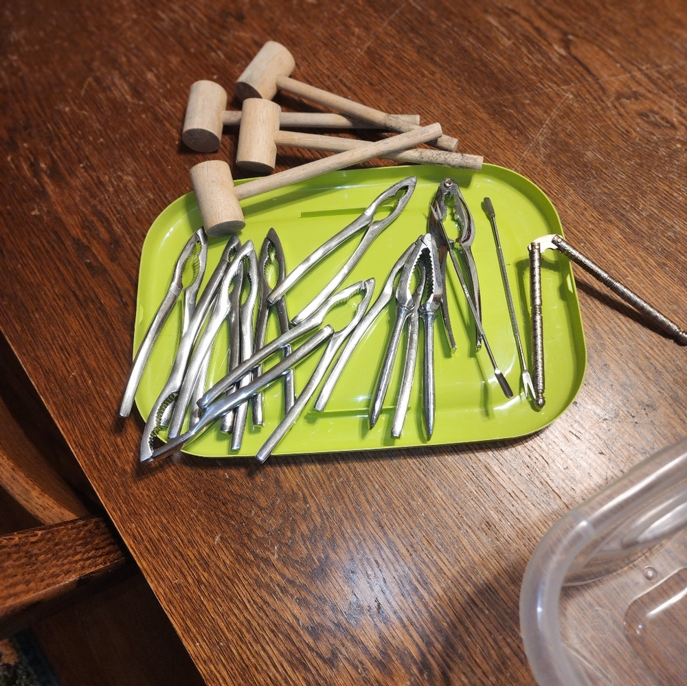 CRAB LOBSTER EUC LOT OF PICKING CRACKING SEAFOOD TOOLS WHOLE SET IN TUB ALL
